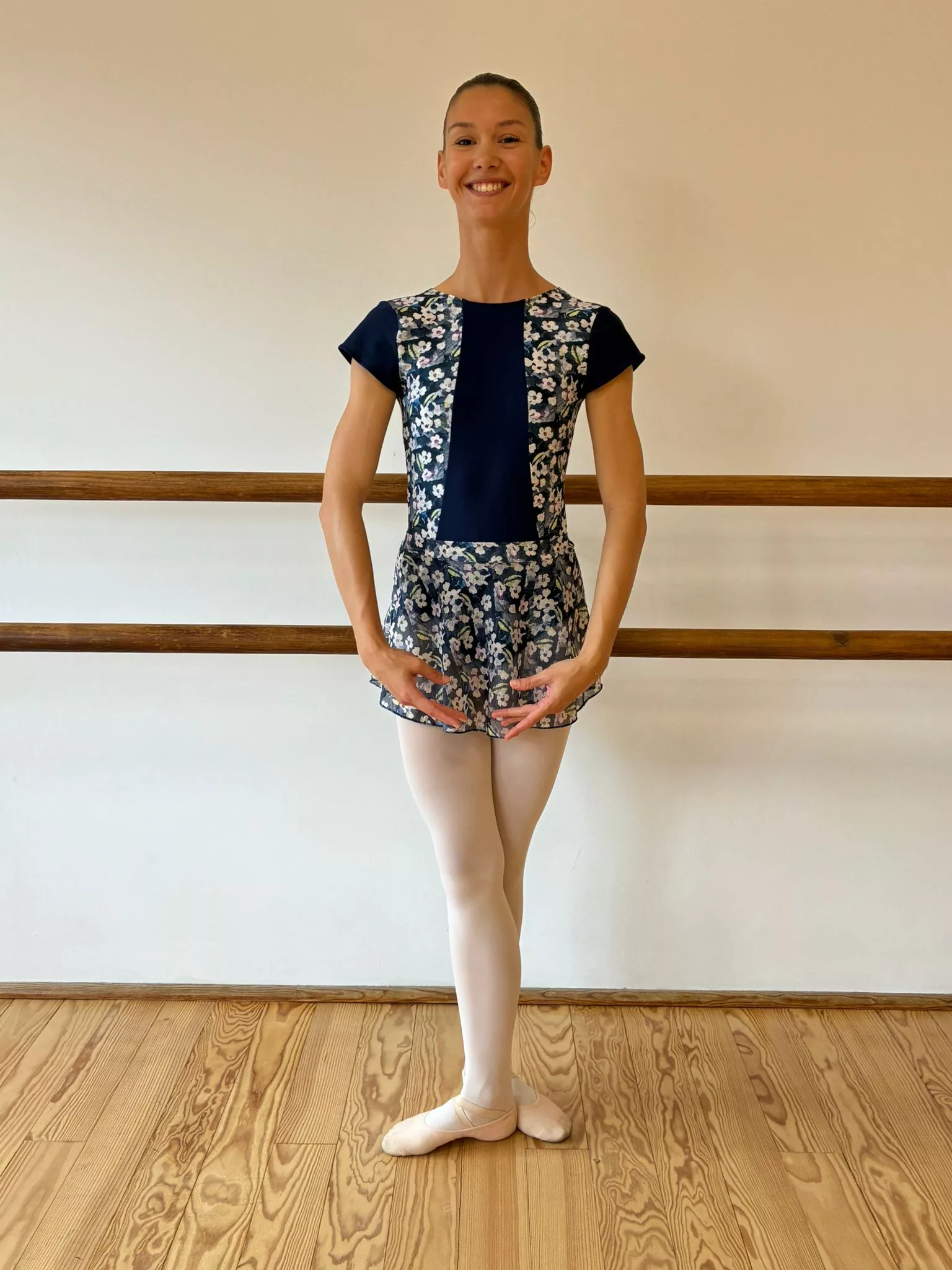 Jupette Caresse avec motifs — Fleurs roses sur fond bleu marine — tenue de danse cousue main