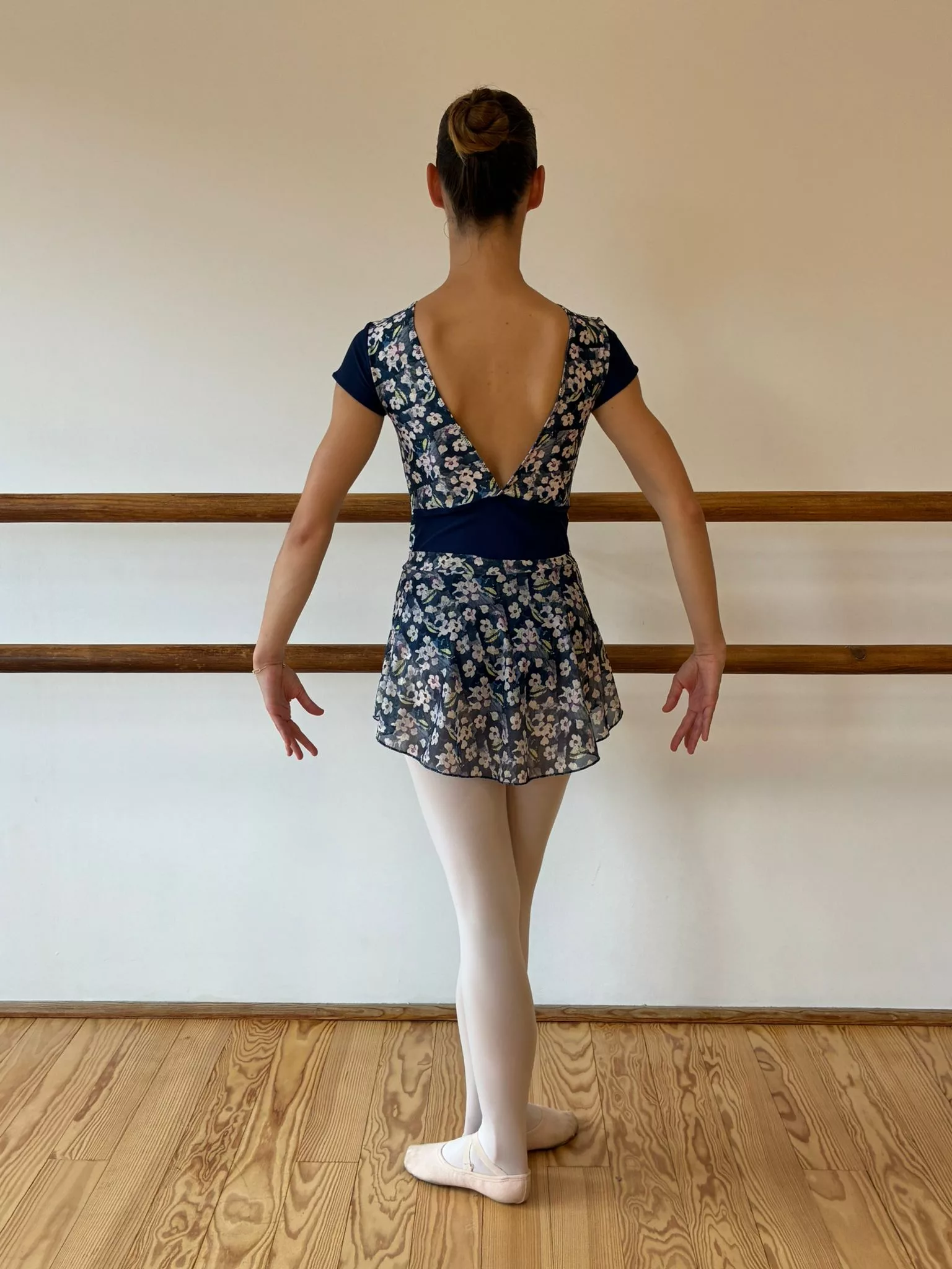 Jupette Caresse avec motifs — Fleurs roses sur fond bleu marine — tenue de danse cousue main